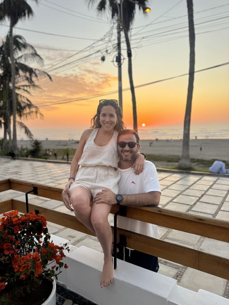 Paloma y Juan Manuel frente al mar al atardecer
