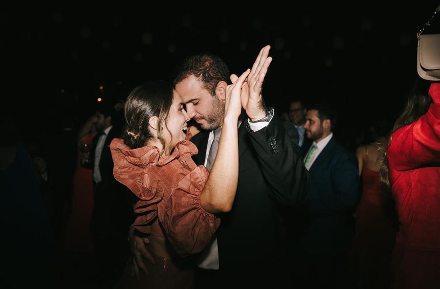 Paloma y Juan Manuel bailando en una fiesta